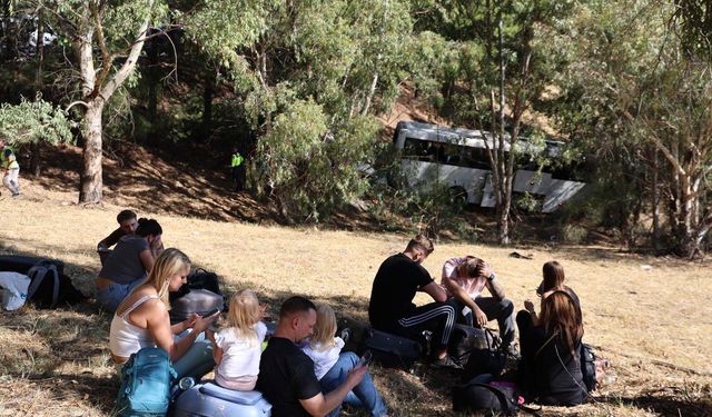 Turistleri taşıyan otobüs şarampole uçtu: 2 ölü 9 yaralı