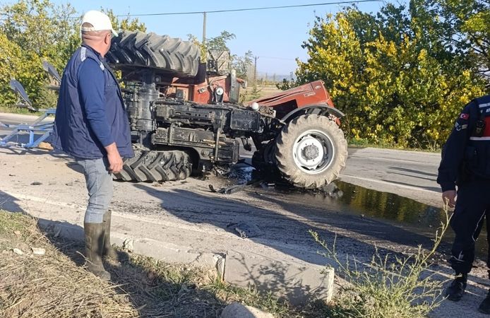 Otomobille çarpışan traktör ikiye bölündü