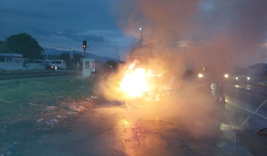 Aydın’da minibüs alevlere teslim oldu