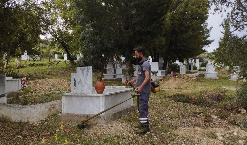 Karacasu Belediyesi'nden mezarlıklarda temizlik seferberliği