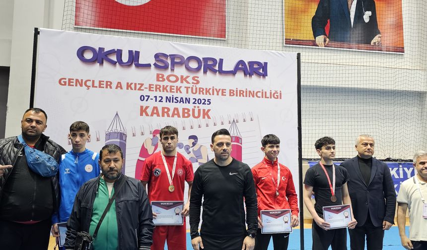 Nazillili Boksörler Türkiye Şampiyonası’nda Fark Yarattı: 3 Altın Madalya ile Döndüler