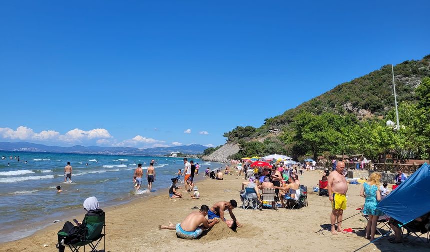 Güneşli hava sahilleri doldurdu