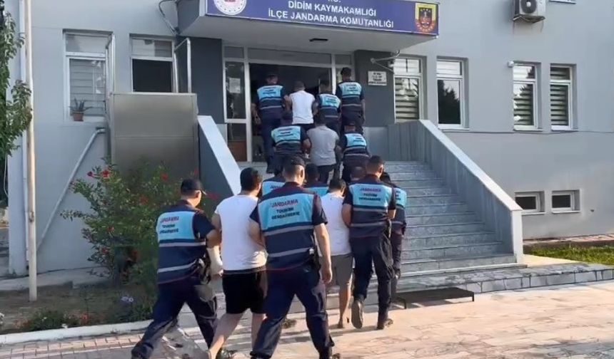 Didim'de tur otobüsüne saldıran 5 şüpheli adliyeye sevk edildi