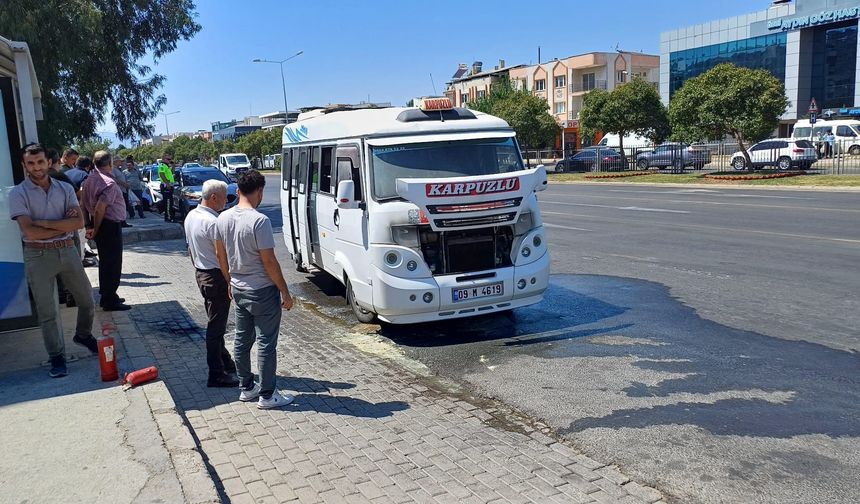Seyir halindeki yolcu minibüsü alev aldı
