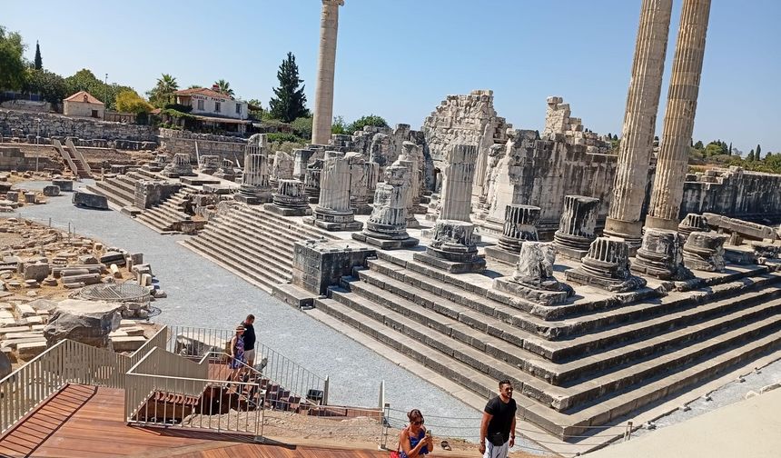 Dünyanın ilk kehanet merkezi Apollon Tapınağı gece müzeciliğine açıldı