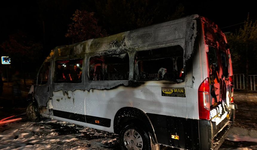Alevlere teslim olan okul taşıtı demir yığınına döndü