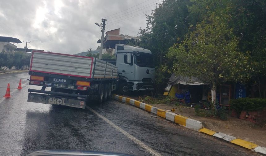 Sürücünün hakimiyetini kaybettiği tır kaldırıma çıktı