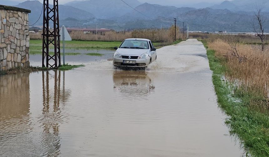 Sultanhisar'da kurutma kanalı taştı, tarım arazileri göle döndü