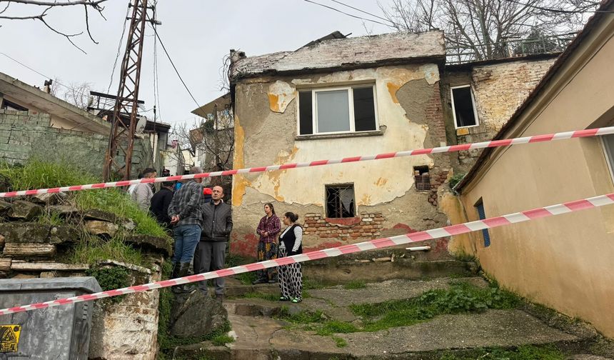 Söke'de yağmurun yumuşattığı evin duvarı çöktü