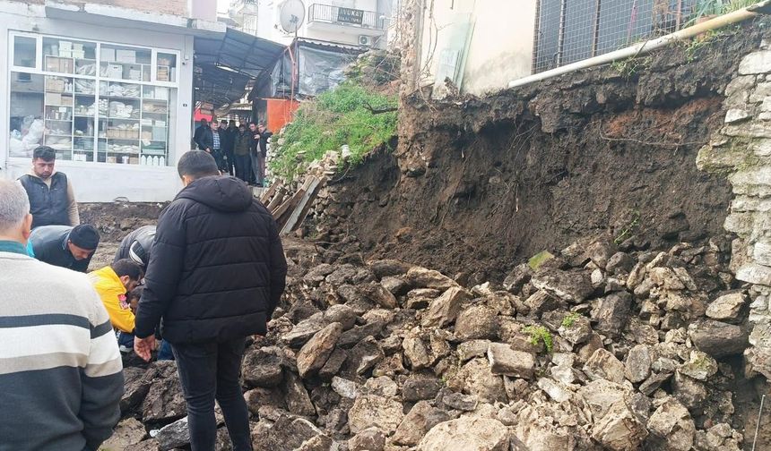 Bozdoğan’da ağaç devrildi, duvar çöktü: 2 yaralı