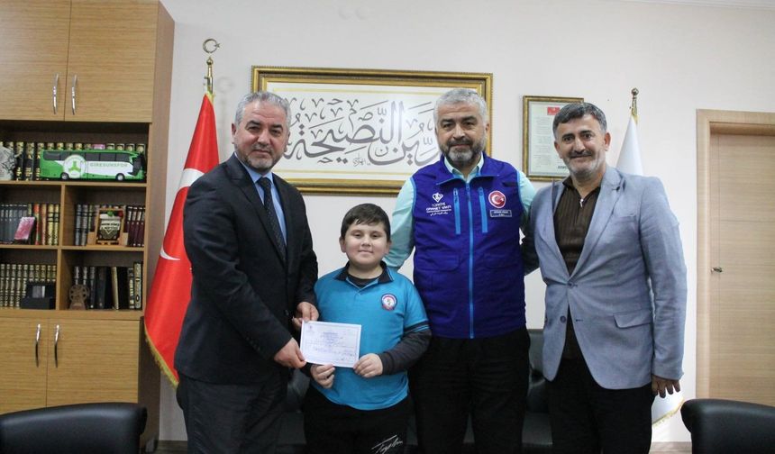 Minik Alparslan kumbarasını Kur’an Kursu için açtı