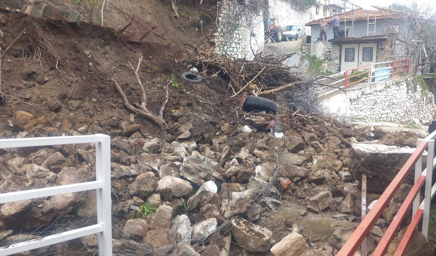 Kuvvetli yağışa dayanamadı, çöktü