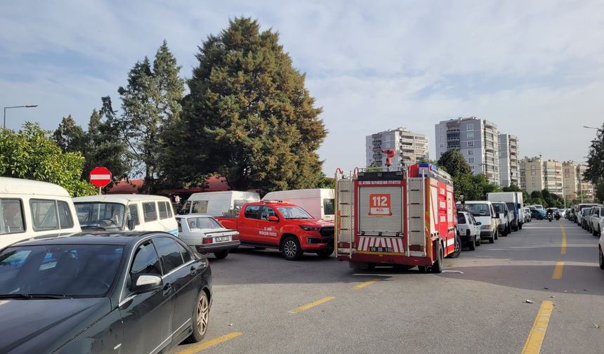 Efekent Pazaryeri’nde rüzgar ağacı devirdi