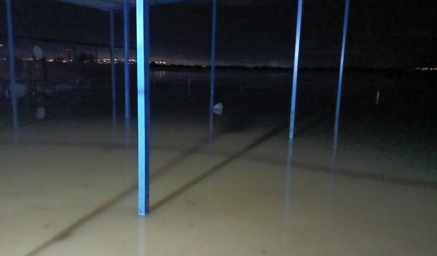 Taşkında mahsur kalan vatandaşın kurtarılma anları jandarma kamerasına yansıdı