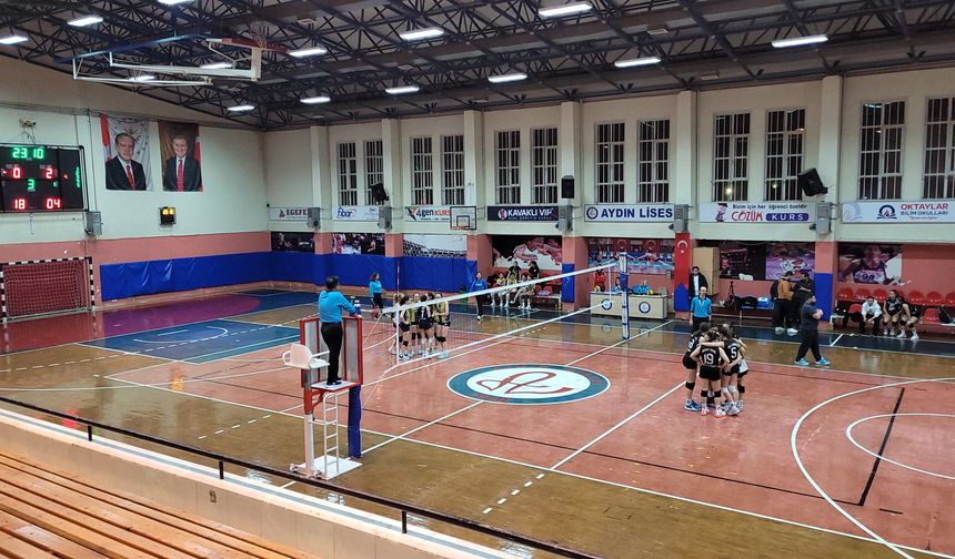 Taraftar sahaya atladı, maç seyircisiz tamamlandı