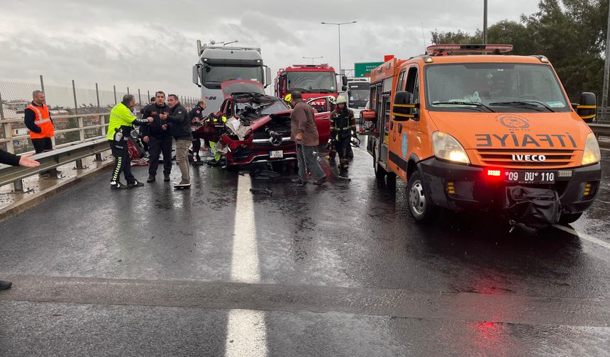 Tıra arkadan çarpan lüks otomobil hurdaya döndü: 2 yaralı