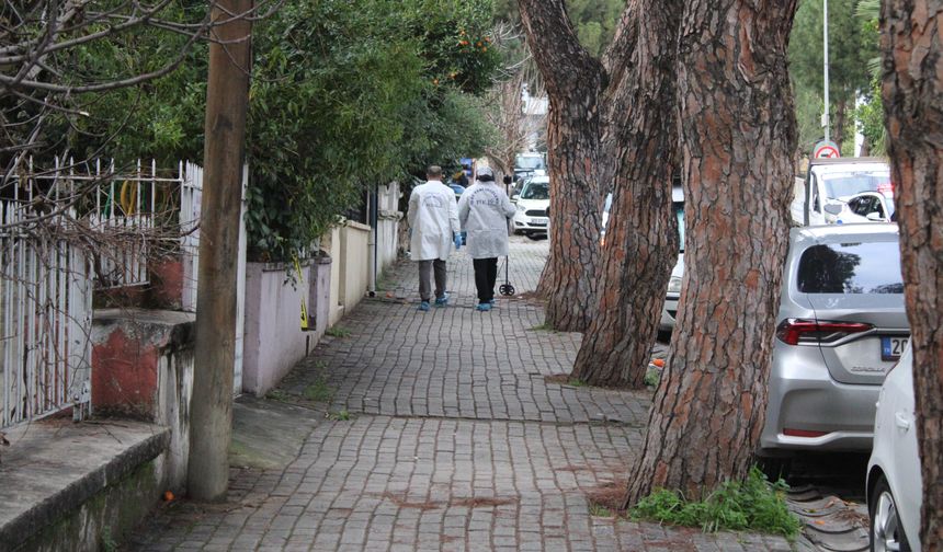 Bıçaklanarak öldürülen yaşlı çiftin evinde incelemeler sürüyor