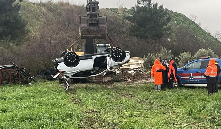 Dereye uçan otomobildeki 2 kardeş can verdi!