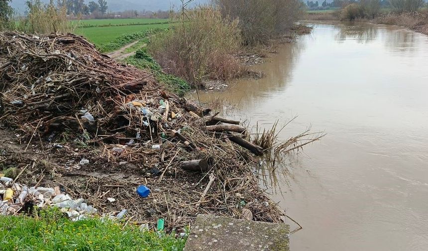 Tarihi taş köprü temizlendi, doğaseverler "yüzer bariyer" istedi