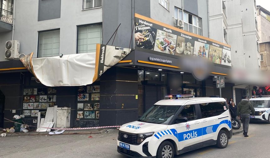 Şiddetli rüzgar tabelaları kopardı, iş yerlerinde hasar oluştu