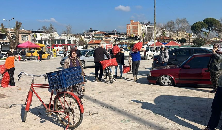 Hayır için dağıtılan tonlarca soğan bir saatte tükendi