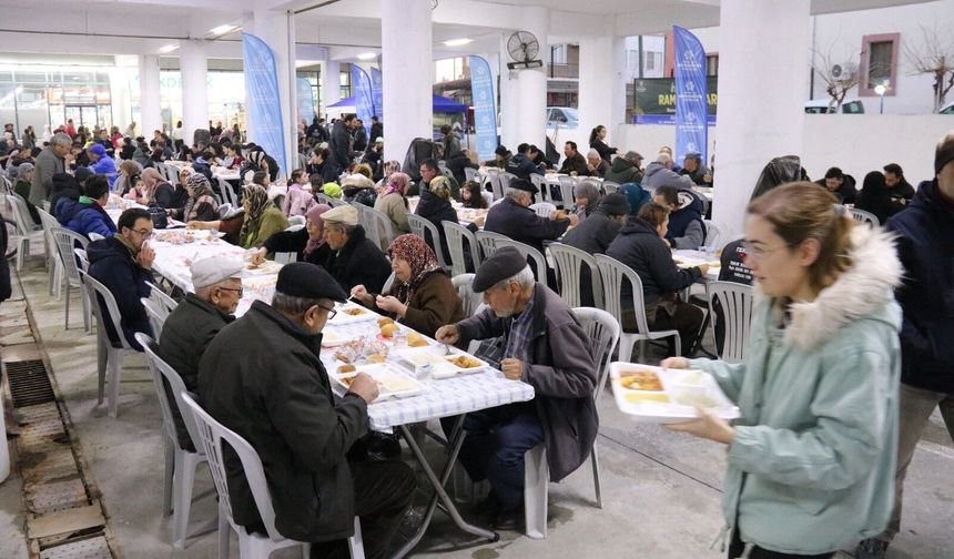 Binlerce vatandaş Aydın Büyükşehir’in iftar sofralarında buluşuyor