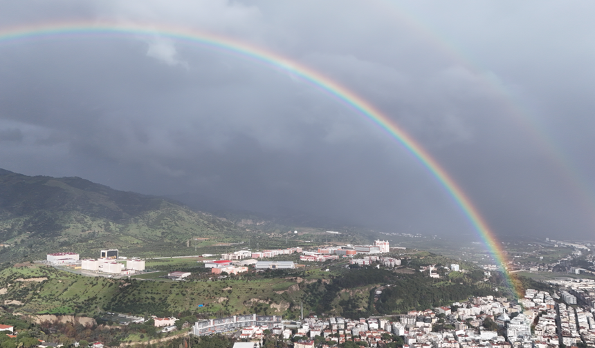 Sağanak sonrası gökkuşağı Aydın'ı sardı