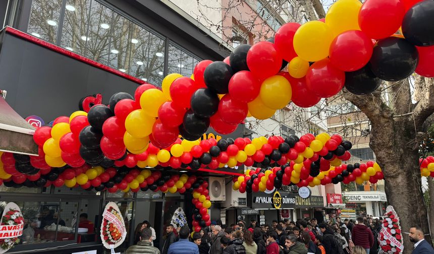 Donas Döner Nazilli’de hizmete açıldı.. Açılışta ücretsiz döner dağıtıldı