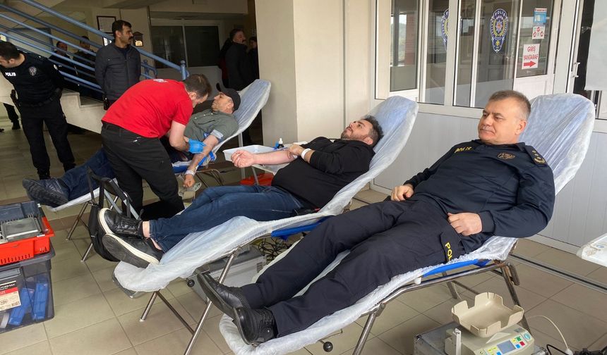 Nazilli Polisi'nden örnek davranış.. Kızılay için kan verdiler