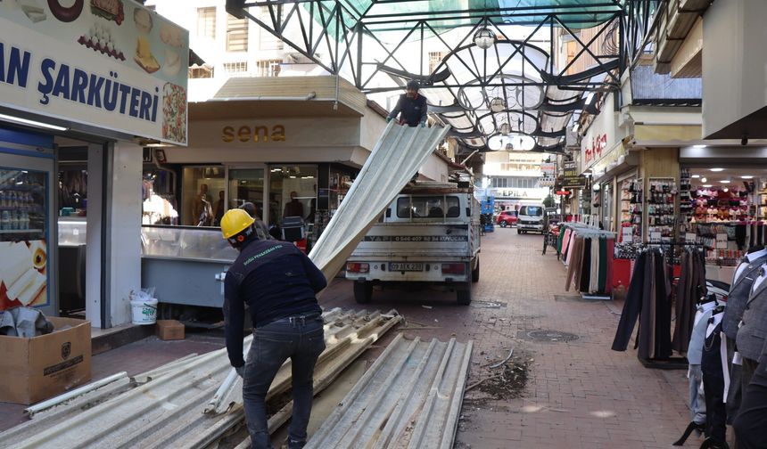 Nazilli Ayakkabıcılar Sokağı’nda çatı yenileme çalışmaları yeniden başladı