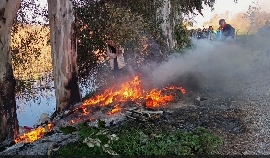 Doğaseverler kanal kenarında çıkan yangını söndürdü