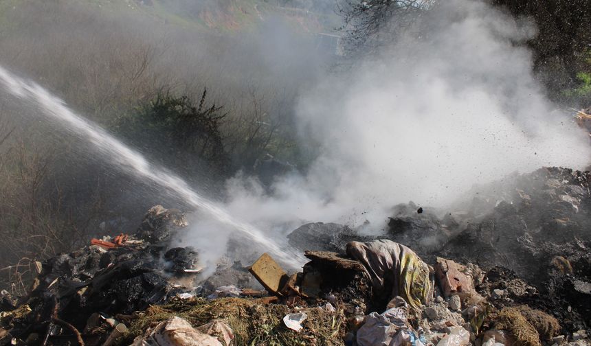 Çöplük alanda çıkan yangın ekipleri harekete geçirdi