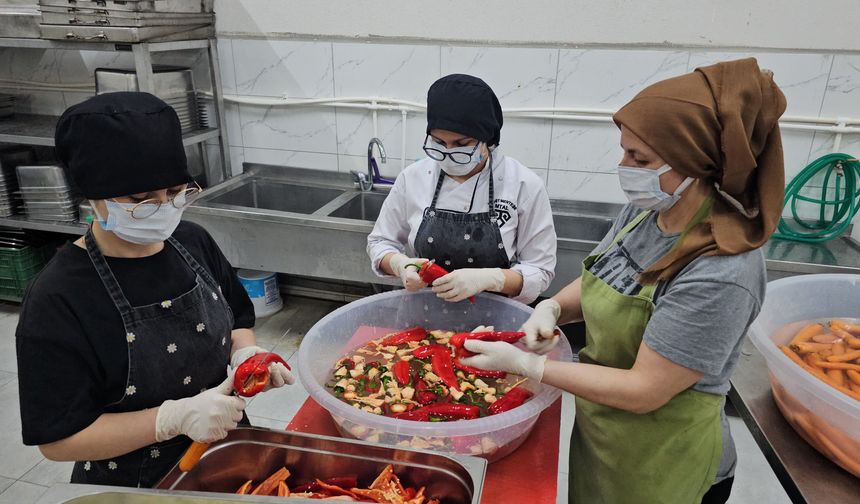 Nazilli'de iftar yemeklerini kız meslek liseliler hazırladı