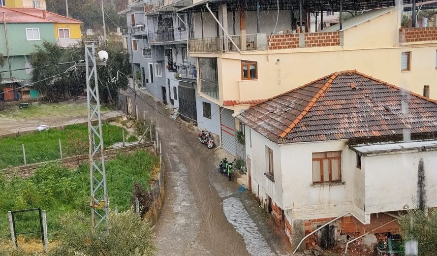 Köşk'te dolu yağışı etkili oldu, yollar beyaza büründü