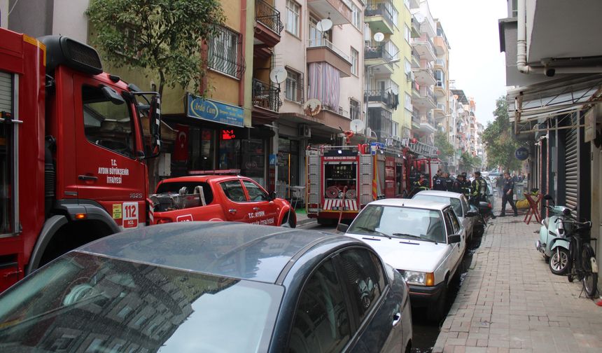 Batarya dükkanında yangın çıktı, bina tahliye edildi