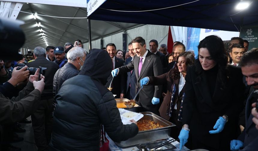 Başkan Çerçioğlu, Bakan Bayraktar ile birlikte Atatürk Kent Meydanı’nda düzenlenen iftarda vatandaşlarla bir araya geldi