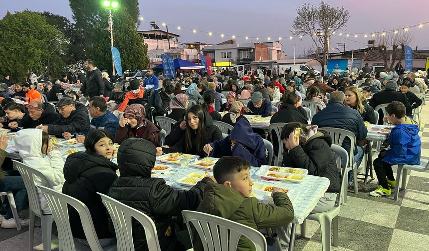 Başkan Çerçioğlu her gün binlerce vatandaşı iftar sofralarında buluşturmaya devam ediyor