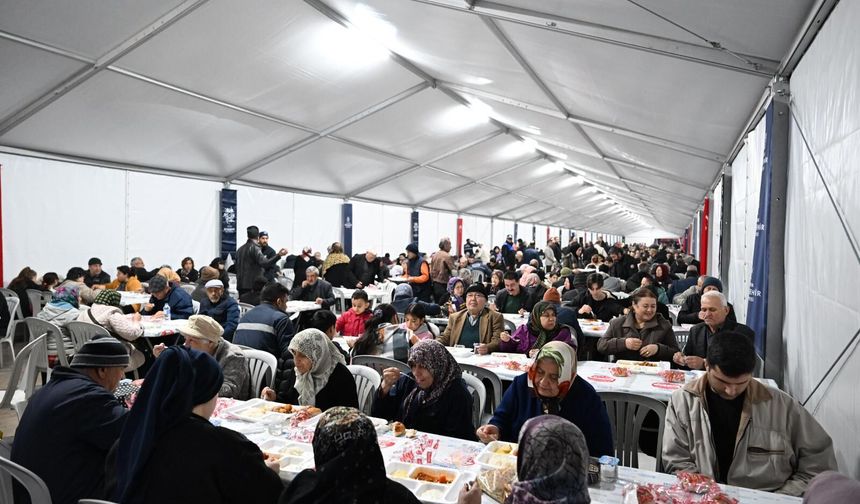 Başkan Çerçioğlu Atatürk Kent Meydanı’nda kurulan iftar sofrasında vatandaşlarla bir araya geldi