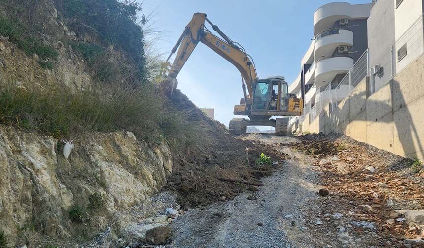 Aydın Büyükşehir Belediyesi Kuşadası’nda yoğun bir şekilde yol yapım çalışmalarına devam ediyor