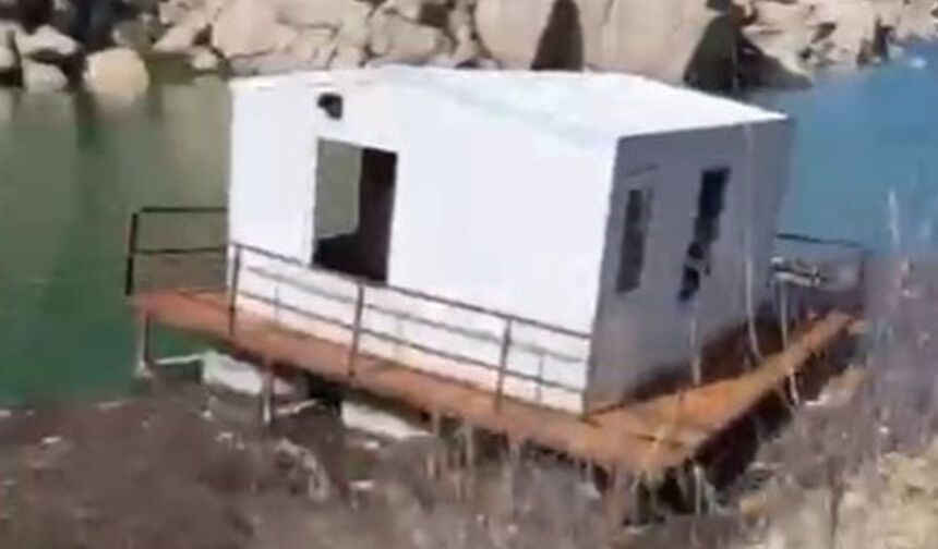 Çine Barajı'nda yüzen ev