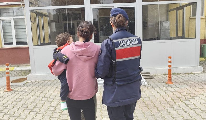 Yedi ayrı suçtan aranıyordu, kucağında bebeğiyle hapse girdi