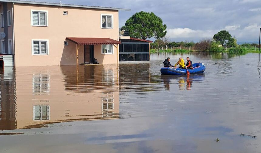 Yükselen sular evde mahsur bıraktı, AFAD ekipleri yetişti