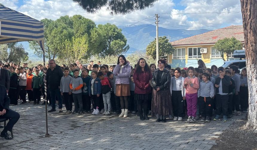 Kahraman öğretmen okulunda gözyaşları ile anıldı