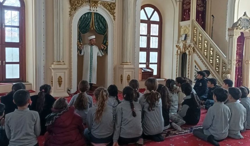 Öğrenciler camilerin tarihini yerinde öğreniyor