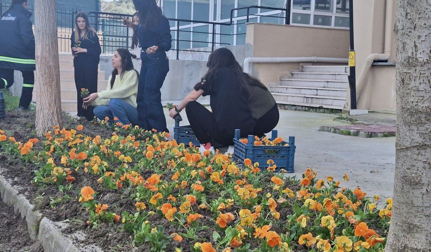 Yurt bahçesi gönüllü öğrencilerle bahara hazırlandı