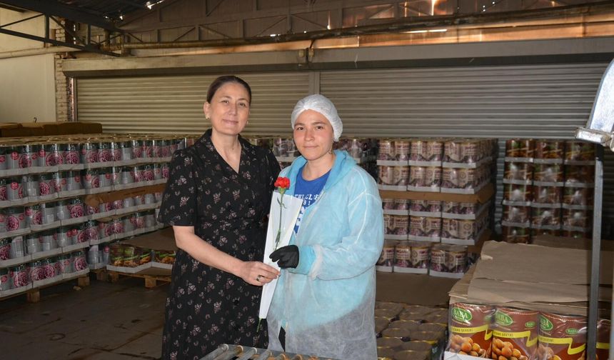 Nazilli Kaymakamı kadın çalışanları unutmadı.. Gül ve karanfil ile 8 Mart jesti