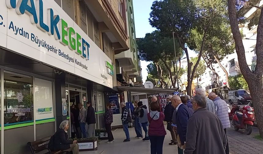 Nazilli’de Halk Ege Et önünde ramazan yoğunluğu.. Emekli indirimi kuyruk oluşturdu