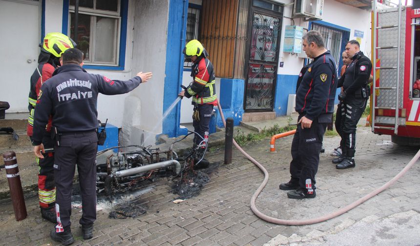 Tamir sırasında yanan elektrikli motosiklet küle döndü