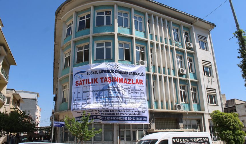 SGK'nın şehir merkezindeki tescilli binası ilan panosuna döndü