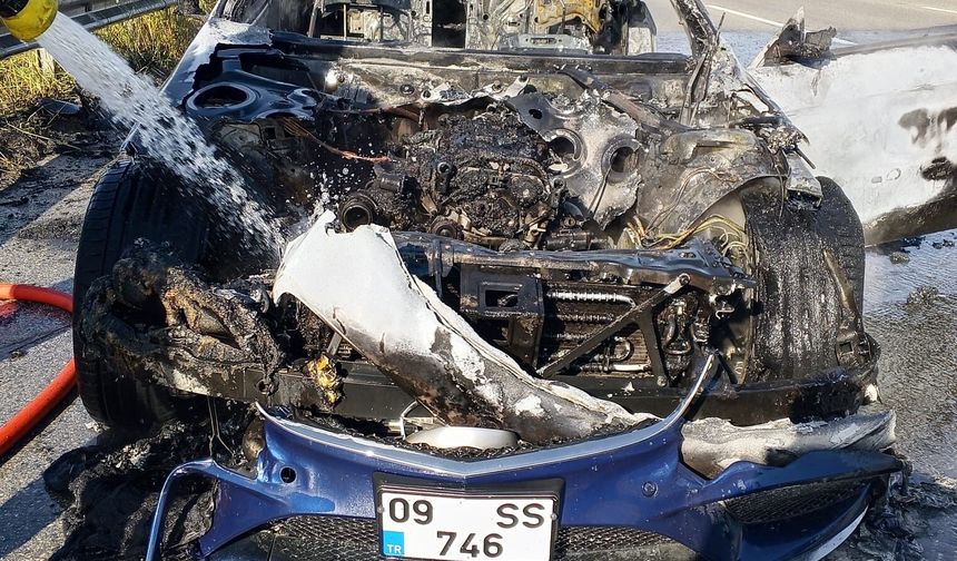 Otomobil alev alev yandı